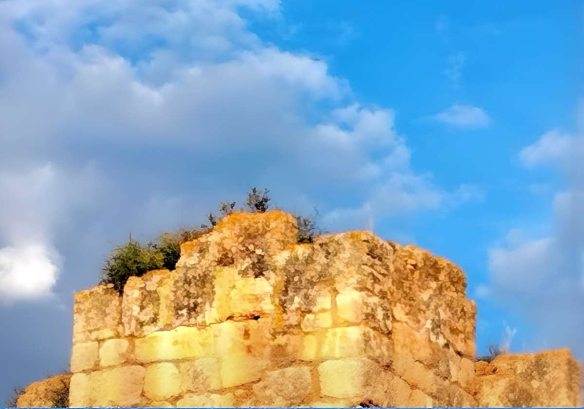Un torreón de las murallas iliplenses sobre el que este martes podrían pasar nubes oscuras a pesar del buen tiempo de toda la semana