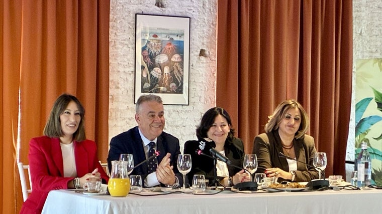 Francisco Bella, alcalde de Almonte, con tres de sus concejalas