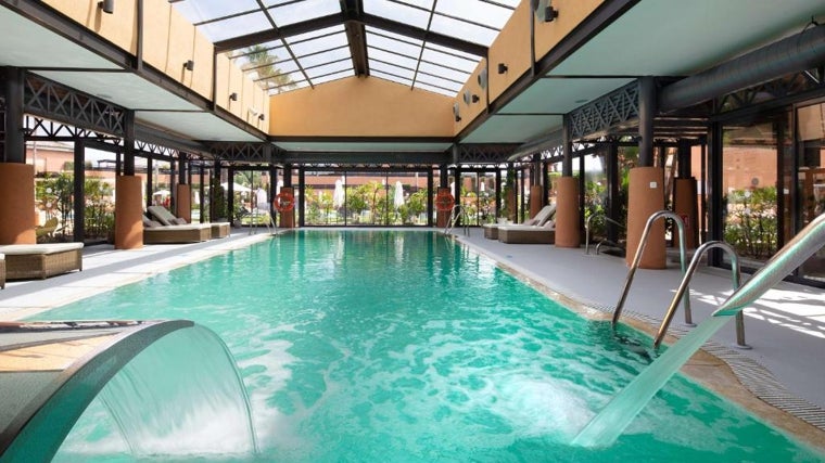 Piscina interior del DoubleTree by Hilton Islantilla Beach Golf Resort