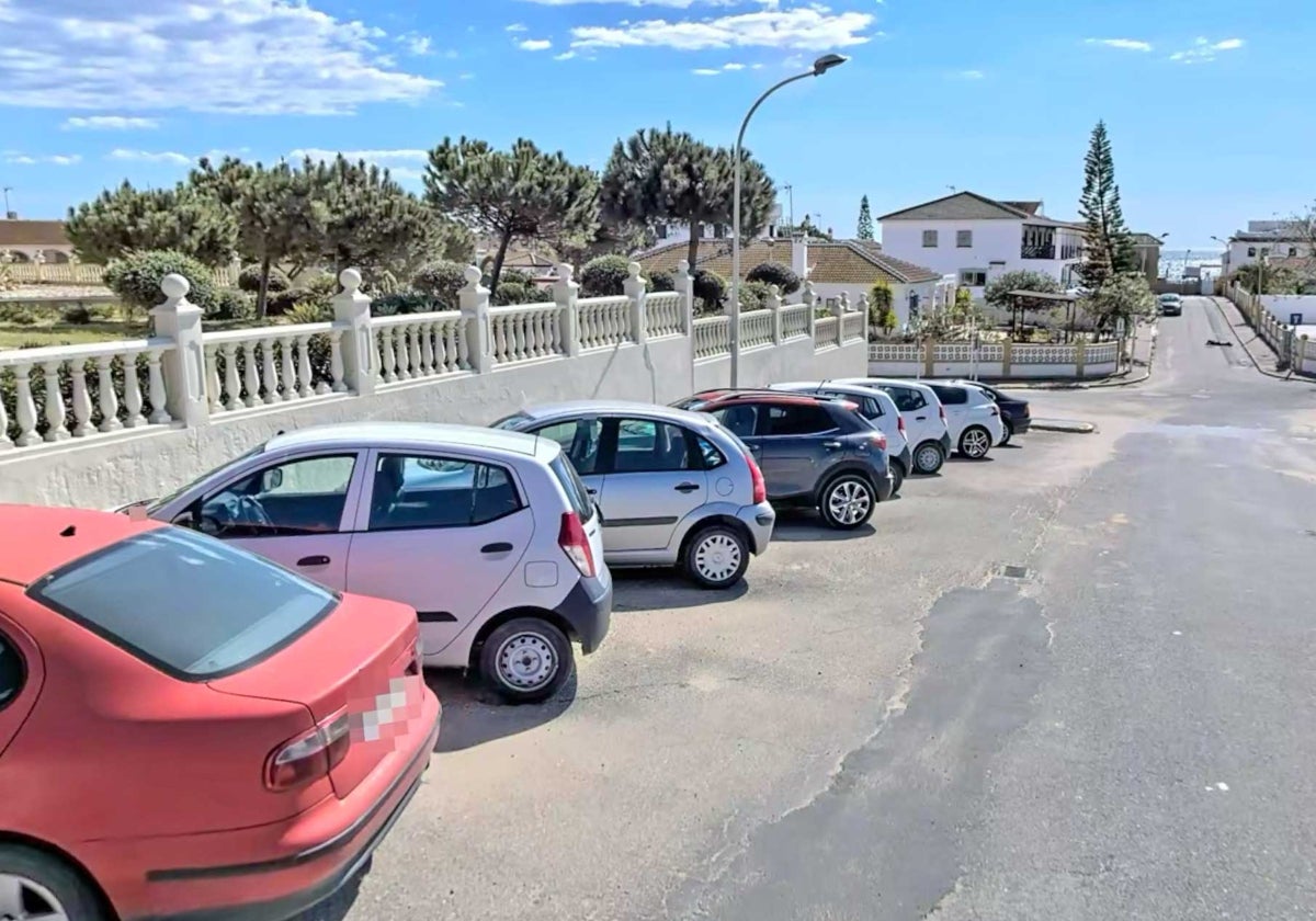 Turismos estacionados en una calle de Matalascañas