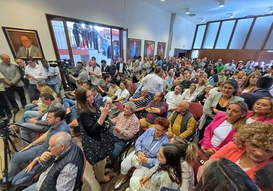 El salón de plenos abarrotado para la sesión de este mediodía