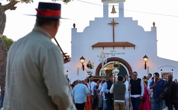 Imagen principal - Los romeros de Punta Umbría cargan con el corazón la Santa Cruz
