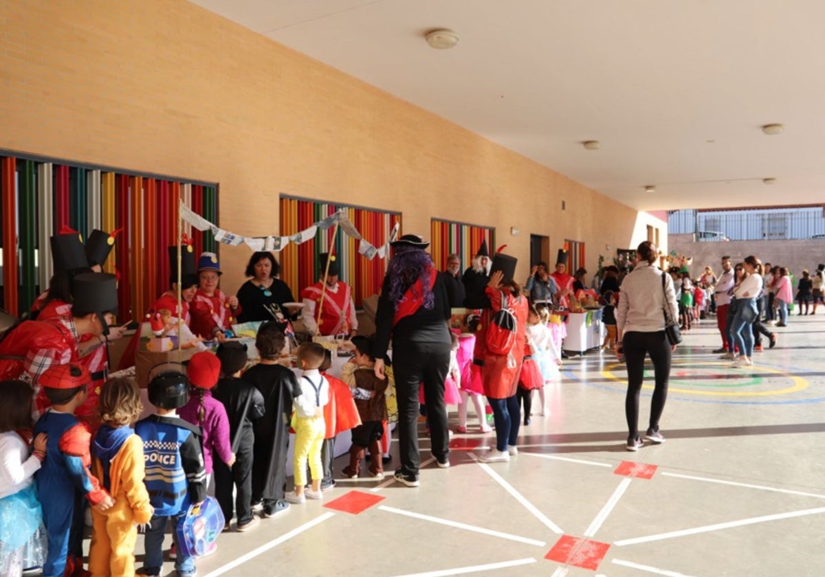 Alumnos y profesores, en el Colegio Pedro Alonso Niño de Moguer