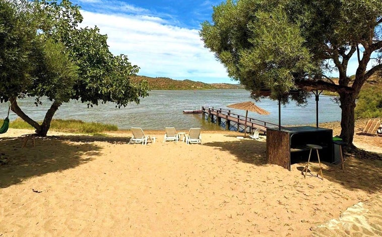 Imagen principal - La casa perfecta para una escapada de fin de semana está en Huelva: tiene playa privada y la máxima valoración de Booking
