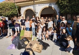 Vecinos de Mazagón protestan con bolsas de basura: «La inacción de la administración ha generado vertederos»
