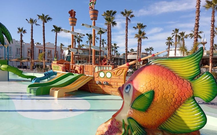 Imagen principal - Así es el nuevo parque acuático de Huelva: se encuentra en una de las playas más conocidas y está dentro de un hotel