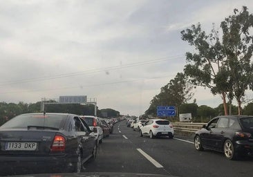 Un accidente múltiple con hasta seis vehículos implicados provoca retenciones a la vuelta de las playas