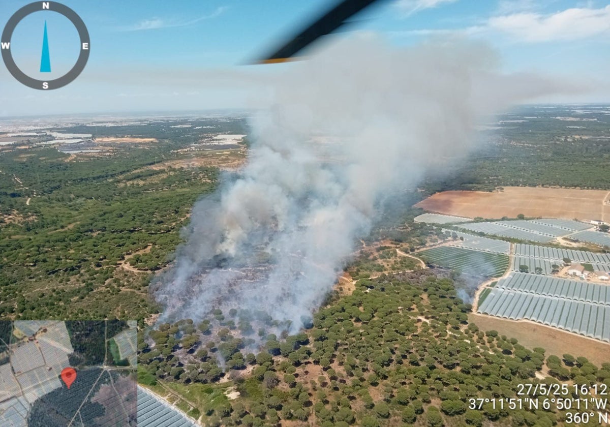 Vista del incendio declarado en término municipal de Moguer este martes