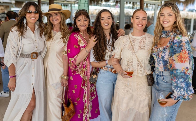 Imagen principal - En la imagen superior, Fabiola Martín, Aurora Gaviño, Charo Reina, con amigas; abajo, Arcángel con Raquel Bollo y una amiga; al lado el extorero Martin Pareja-Obregón.