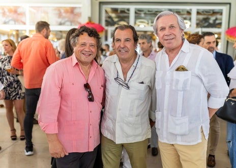 Imagen secundaria 1 - En la imagen superior Carlos Herrera con el dueño del hotel, Jesús León (segundo por la izquierda) y otros periodistas e invitados; e