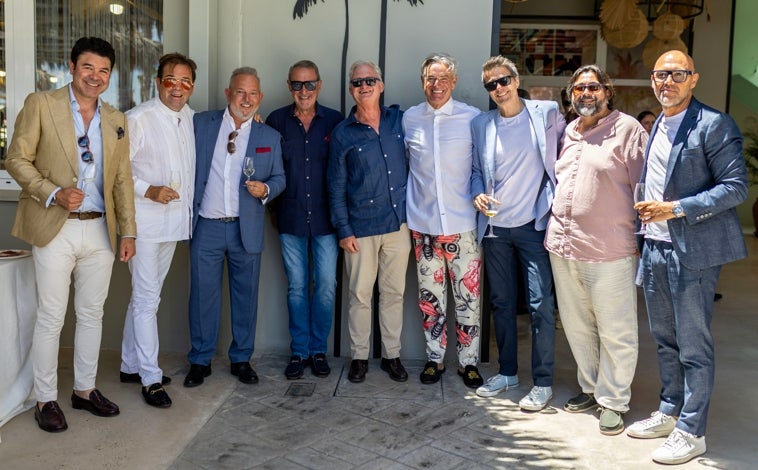 Imagen principal - En la imagen superior Carlos Herrera con el dueño del hotel, Jesús León (segundo por la izquierda) y otros periodistas e invitados; e