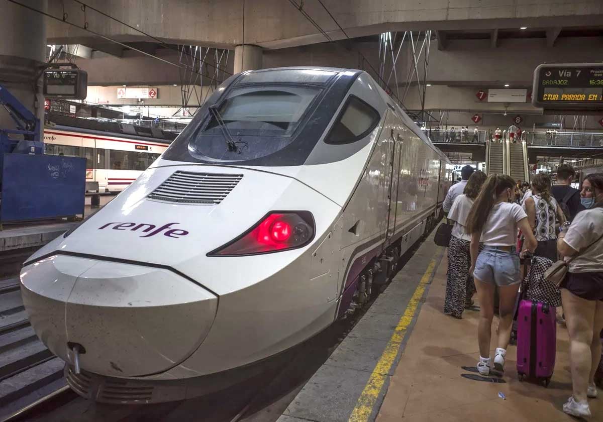 Un tren Alvia en la estación de Atocha de Madrid