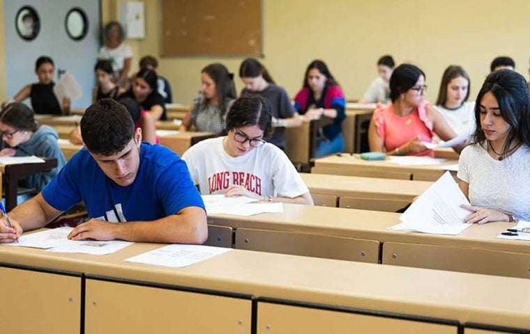 Alumnos se examinan de la prueba