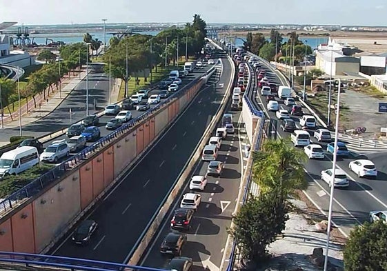 El puente sobre el Odiel en una imagen habitual de la temporada veraniega