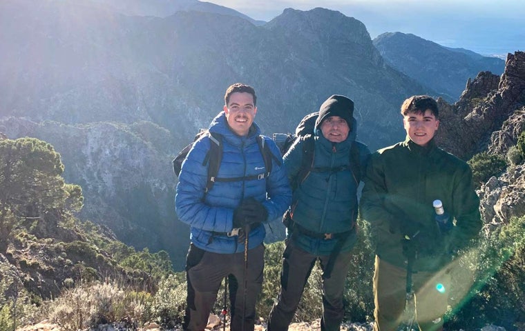 En la montaña, con su padre y su hermano