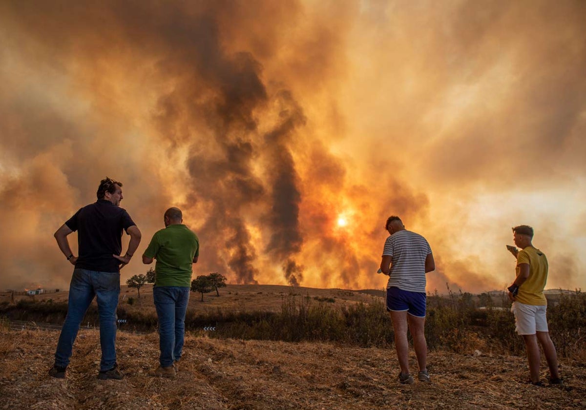 Varias personas ante un incendio que afectó a Almonaster en 2020
