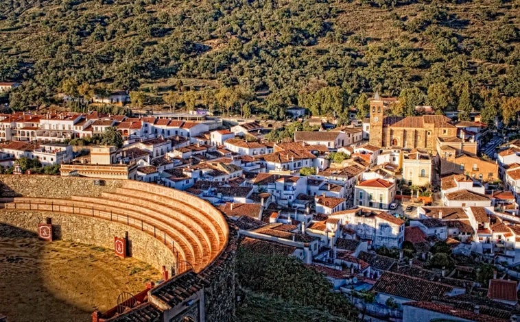 Imagen principal - Este es el pueblo más bonito de Huelva según la revista Viajar: tiene menos de 2.000 habitantes y se encuentra en plena naturaleza