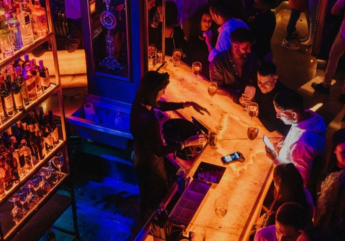 Barra de un bar de copas