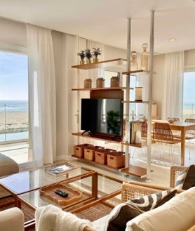 Imagen secundaria 2 - El ático con la terraza más espectacular de la provincia de Huelva sale a la venta: sus vistas te enamorarán