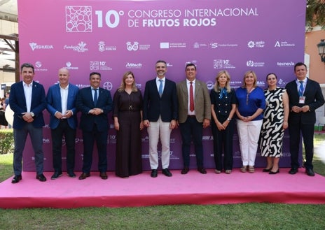 Imagen secundaria 1 - El consejero, en el X Congreso Internacional de Frutos Rojos de Huelva