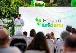 Rendición de cuentas a pie de calle: el alcalde de Higuera de la Sierra hace balance de sus dos años de gestión con sus vecinos