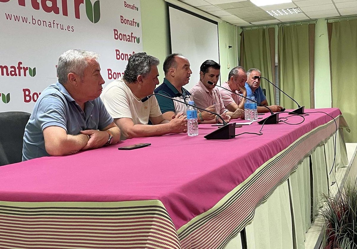 Los agricultores reunidos en asamblea