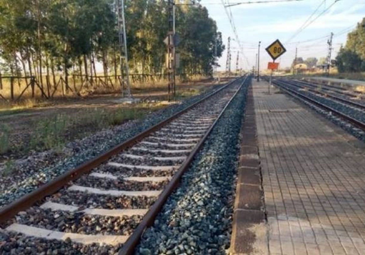 Vía del tren a su paso por San Juan del Puerto