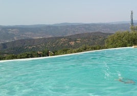 La increíble piscina infinita con vistas a la sierra que se esconde en este hotel de Huelva