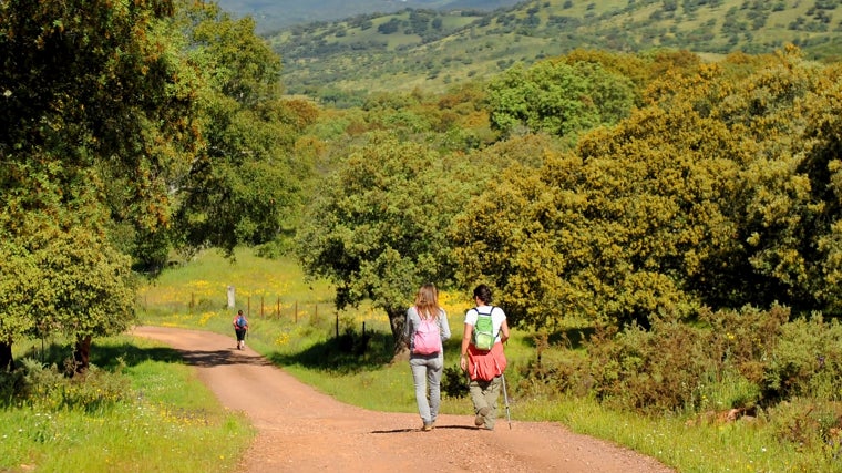 Dos mujeres practicando senderismo en la sierra de Huelv