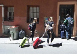 Jóvenes llegan para alojarse en un piso turístico