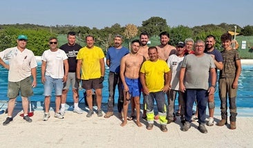El pueblo de Higuera de la Sierra se vuelca en la reparación de su piscina, destrozada por actos vandálicos