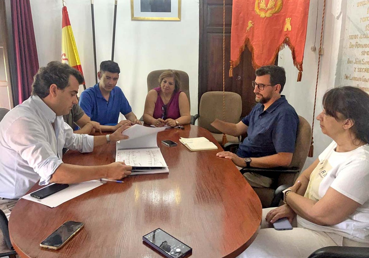 Reunión en el ayuntamiento para entregar la documentación