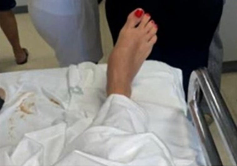 Rocío, bañista arrollada por la ola de Mazagón: «Tengo la pierna escayolada. Estoy esperando a que me operen»