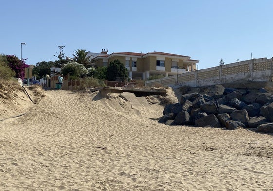 La falta de arena en El Portil provoca saltos de varios metros y que estructuras queden en suspensión