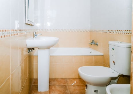 Imagen secundaria 1 - A la venta un chalet adosado de tres dormitorios por menos de 40.000 euros en este conocido pueblo de Huelva