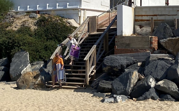 Imagen principal - Pese a no estar habilitados, la gente sigue utilizando los accesos o buscándose las artimañas para hacer uso de la playa