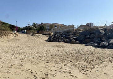 La playa de El Portil sigue un nuevo verano sin accesos seguros a la espera de una actuación estatal