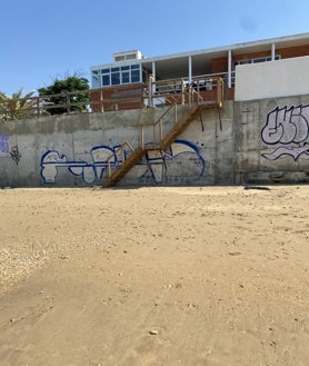 Imagen secundaria 2 - Pese a no estar habilitados, la gente sigue utilizando los accesos o buscándose las artimañas para hacer uso de la playa