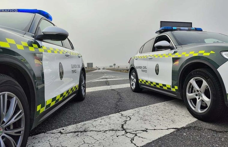 Dos vehículos de la agrupación de Tráfico de la Guardia Civil