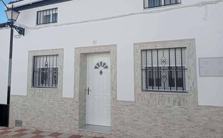 Imagen principal - Sale a la venta por 39.000 euros una casa de tres habitaciones en uno de los pueblos más bonitos de Huelva