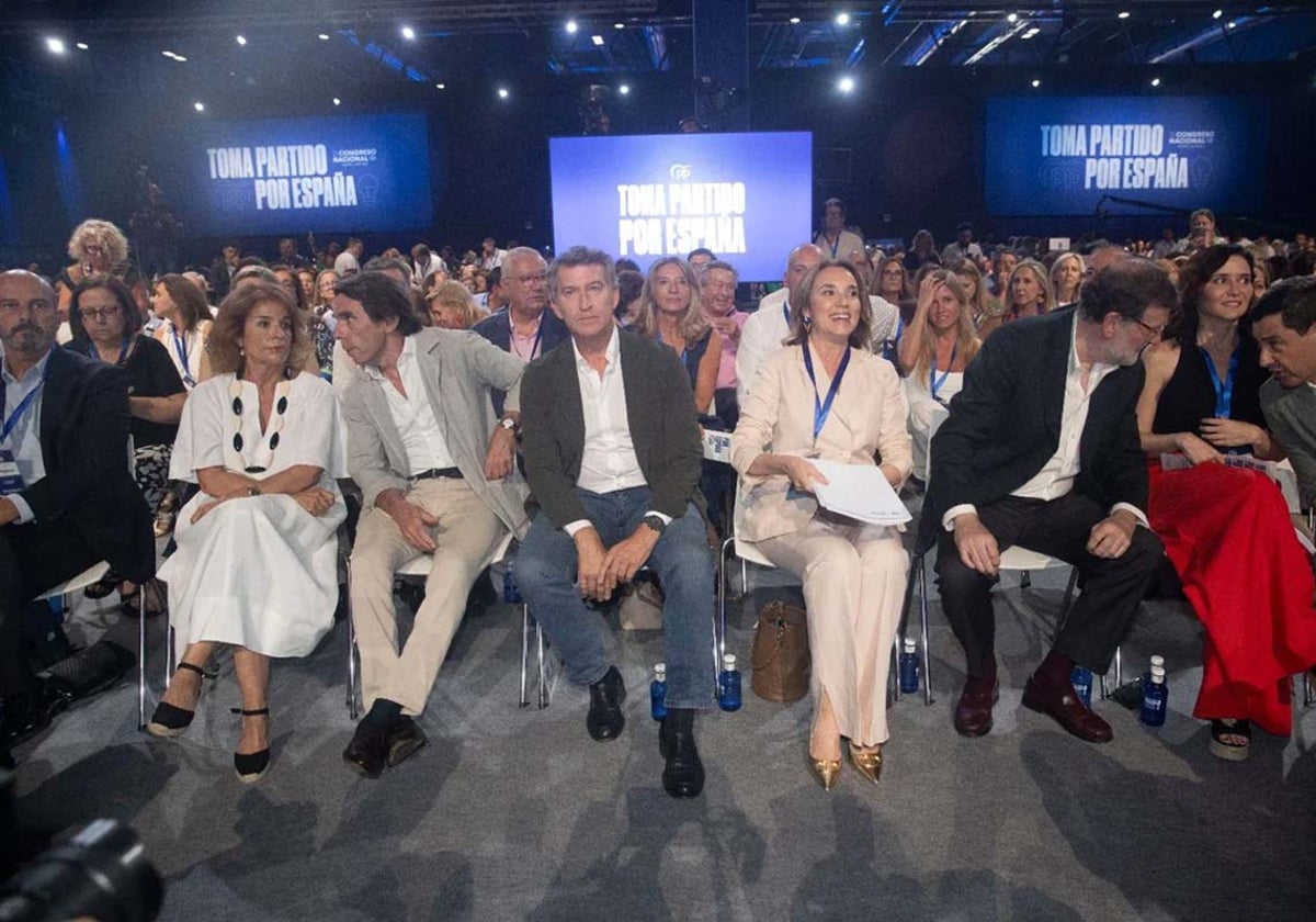 Ana Botella, José María Aznar, Alberto Núñez Feijóo, Cuca Gamarra, Mariano Rajoy, Isabel Díaz Ayuso y Juanma Moreno en XXI Congreso del PP