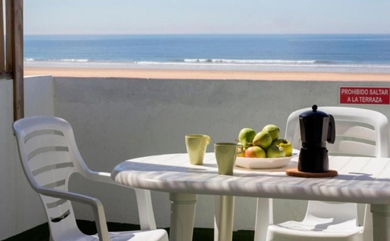 Imagen principal - En estos apartamentos de Huelva la playa entra por la ventana: puedes 'tocar' la arena desde tu habitación