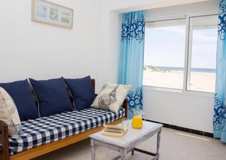 Imagen secundaria 1 - En estos apartamentos de Huelva la playa entra por la ventana: puedes 'tocar' la arena desde tu habitación