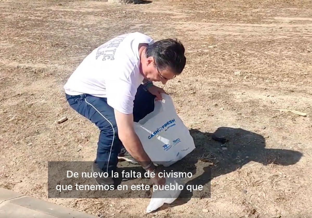 José Antonio Cabrera, recogiendo basura en su pueblo