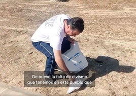 José Antonio Cabrera, recogiendo basura en su pueblo