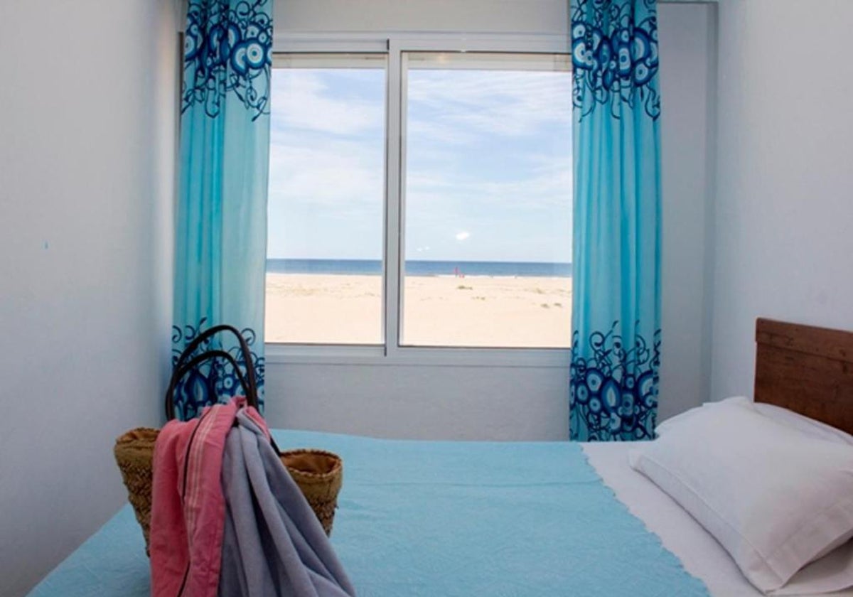 Vistas al mar desde una de las habitaciones de Apartamentos Calypso en Punta Umbría