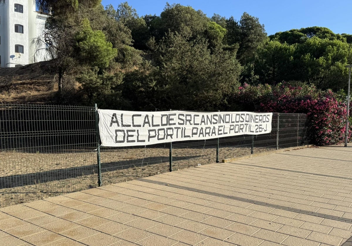 Pancarta colocada en El Portil