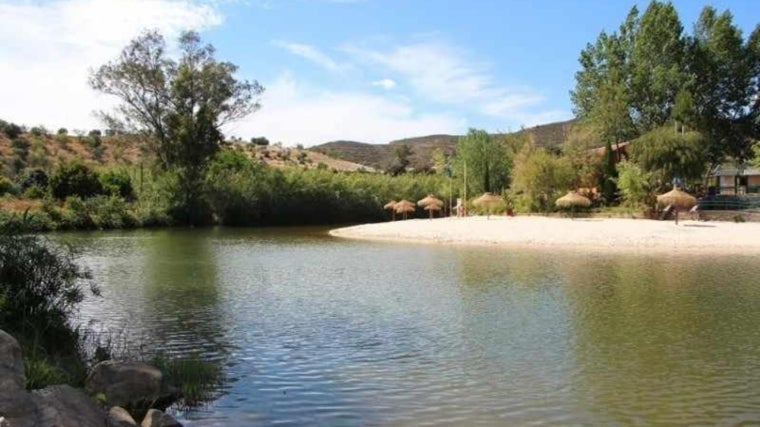 Este pueblo de Huelva tiene una playa interior que muchos desconocen y que te hará sentir como en la costa