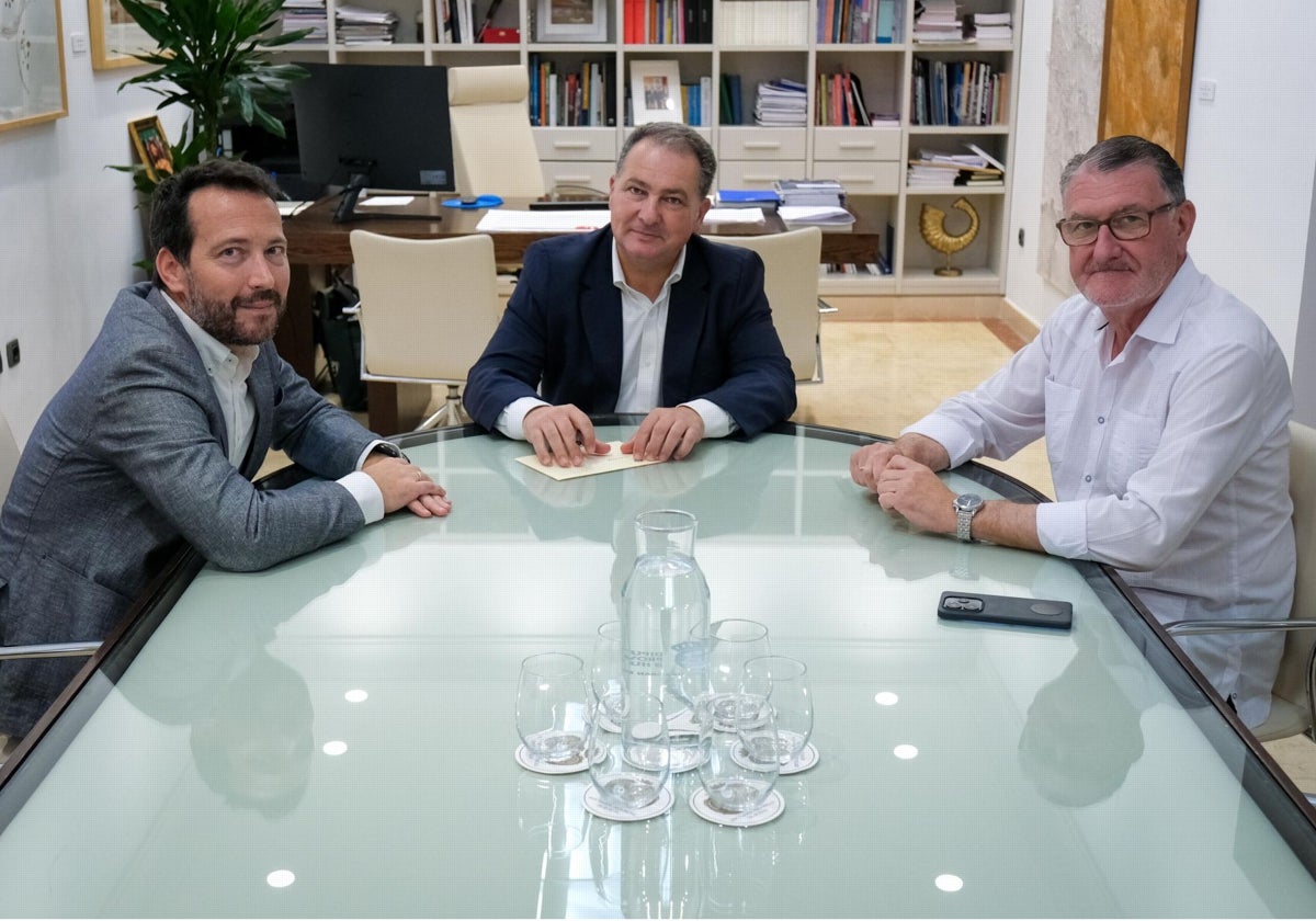 David Toscano -centro- con Jaime Mora -izqda.- y José Manuel Zamora -derecha-