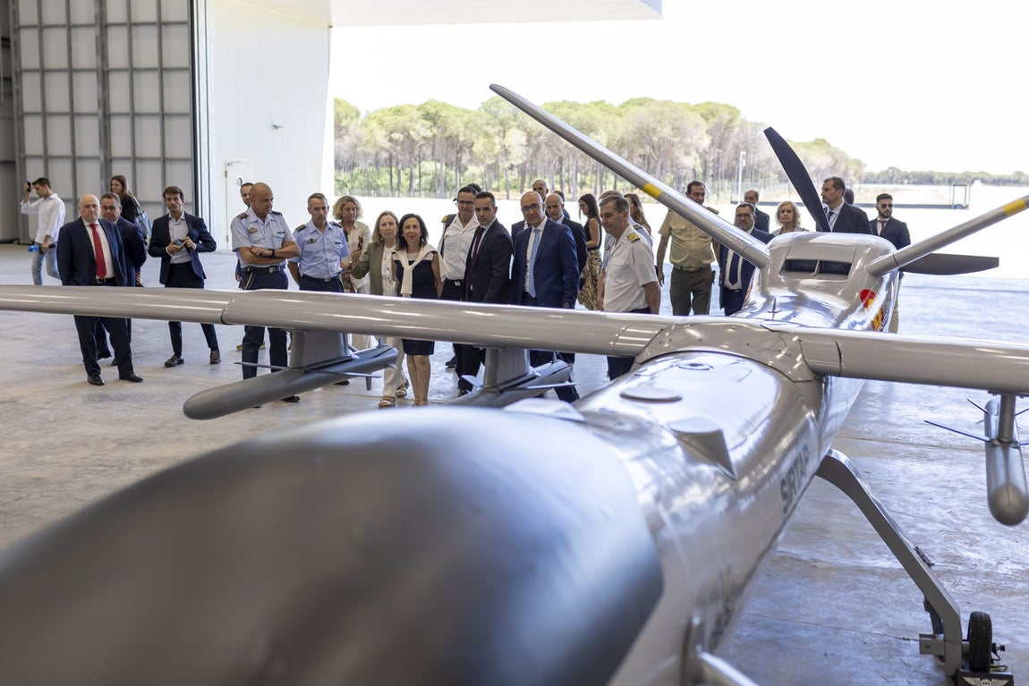 La visita de la ministra de Defensa al CEUS de Moguer, en imágenes